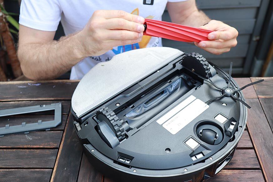 В руках резиновая щетка Roborock S7 MaxV